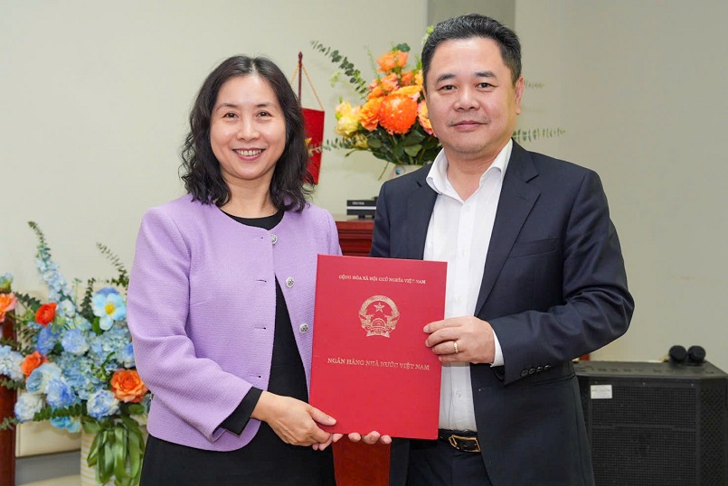 Phó Thống đốc Nguyễn Ngọc Cảnh trao Quyết định Quyền Vụ trưởng Vụ HTQT đối với bà Hoàng Thị Phương Hạnh