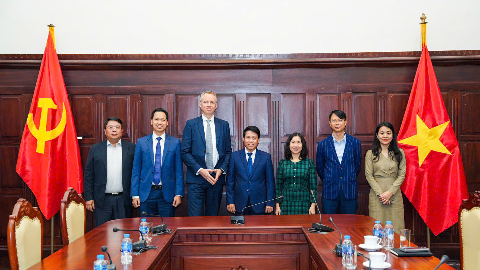 Phó Thống đốc NHNN Phạm Tiến Dũng; ông Alexander von zur Muehlen cùng các đại diện NHNN và Deutsche Bank tại buổi làm việc