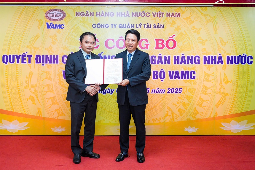 SBV Deputy Governor Pham Tien Dzung hands over the Appointment Decision to Mr. Dang Dinh Thich