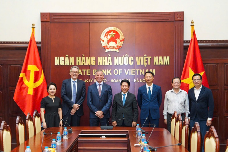 Phó Thống đốc Phạm Tiến Dũng chụp ảnh lưu niệm với Đoàn Visa châu Á - Thái Bình Dương