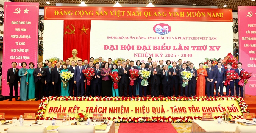Đồng chí Nguyễn Hòa Bình - Phó Thủ tướng Thường trực Chính phủ và đồng chí Nguyễn Thị Hồng - Thống đốc NHNN chúc mừng Ban Chấp hành Đảng bộ BIDV nhiệm kỳ 2025 - 2030
