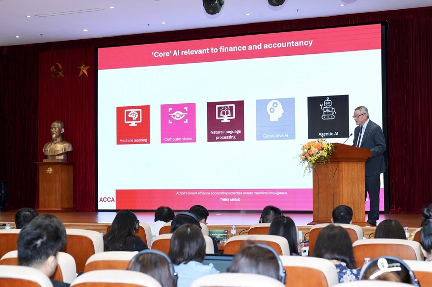 Ông Mike Suffield trình bày tham luận tại Tọa đàm