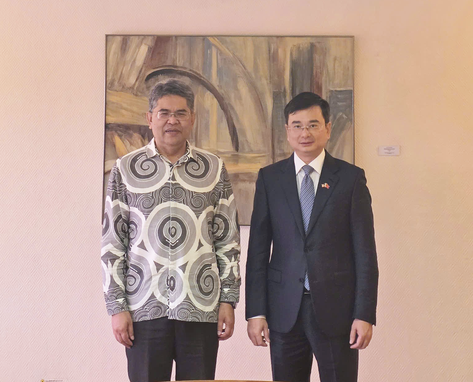 Phó Thống đốc Phạm Thanh Hà chụp ảnh lưu niệm cùng Phó Thống đốc NHTW Malaysia Marzunisham Omar
