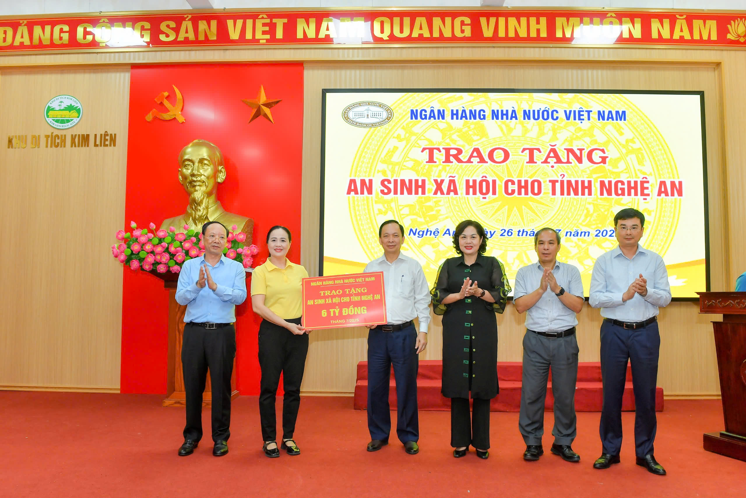 Ngành Ngân hàng trao tặng 6 tỷ đồng khắc phục bão lũ tại Nghệ An