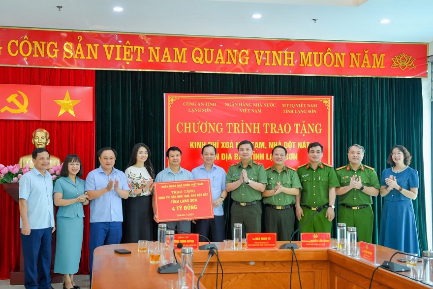 Trao tặng 4 tỷ đồng hỗ trợ xóa nhà tạm, nhà dột nát tại tỉnh Lạng Sơn