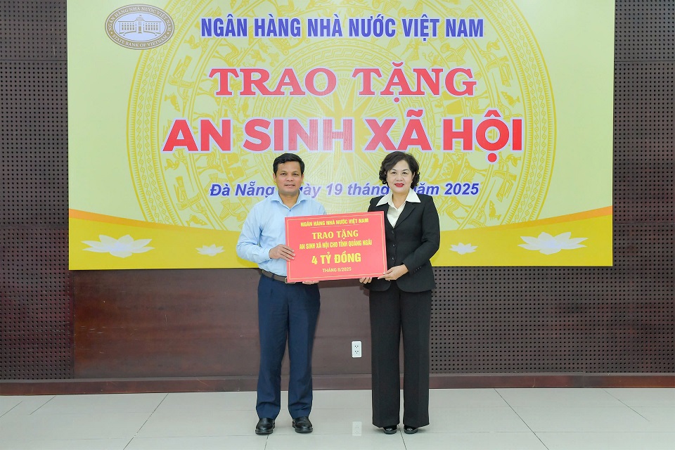 Ngân hàng Nhà nước trao tặng 10 tỷ đồng an sinh xã hội cho các địa phương miền Trung