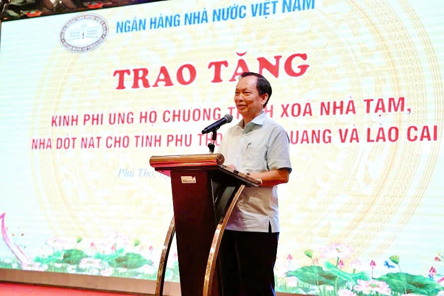 Ngân hàng Nhà nước trao tặng 8 tỷ đồng hỗ trợ xóa nhà tạm, nhà dột nát cho 3 tỉnh