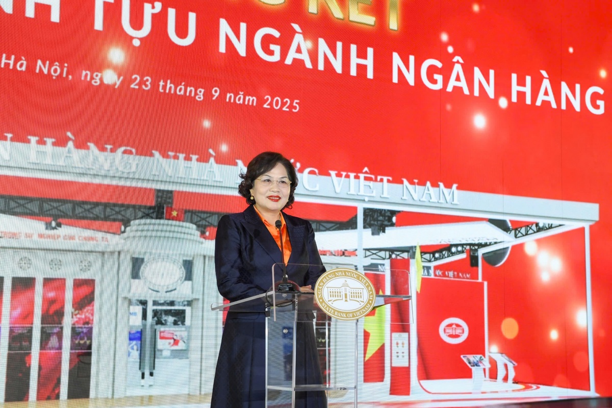 Thống đốc NHNN khen thưởng đơn vị, cá nhân xuất sắc tại Triển lãm thành tựu ngành Ngân hàng