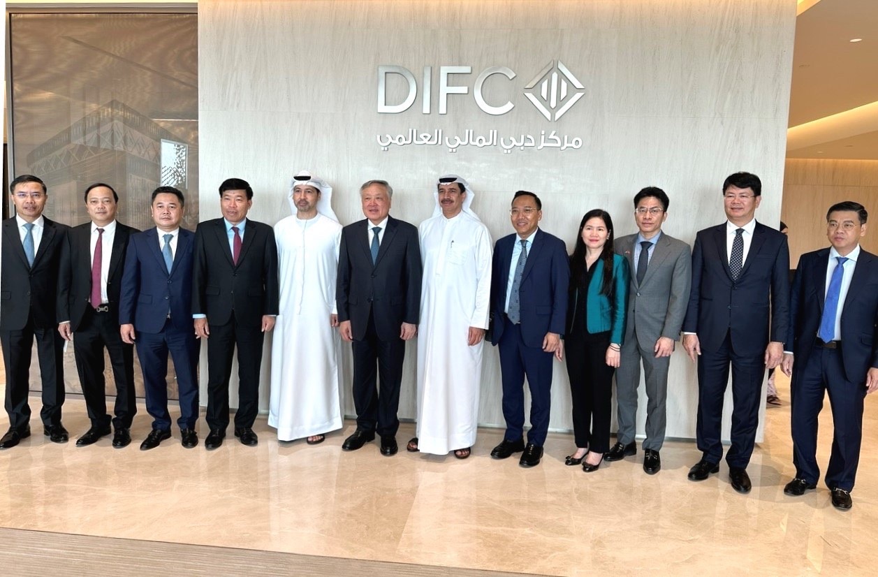 Deputy Governor Nguyen Ngoc Canh accompanies Standing Deputy Prime Minister Nguyen Hoa Binh on visits to two international financial centers of the UAE