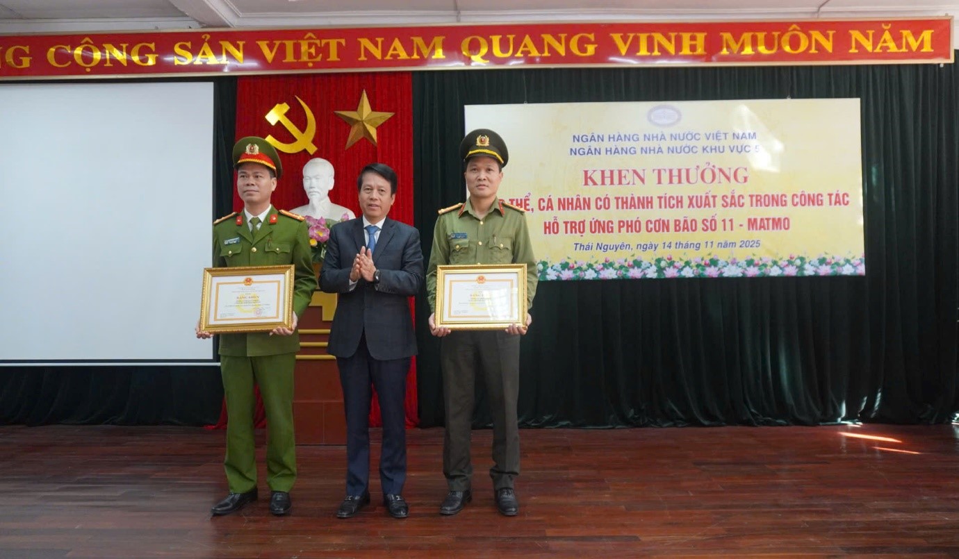 Ngân hàng Nhà nước Khu vực 5 tổ chức khen thưởng&nbsp;trong công tác hỗ trợ ứng phó với bão số 11 (MATMO)&nbsp;&nbsp;&nbsp;&nbsp;&nbsp;&nbsp;&nbsp;&nbsp;&nbsp;&nbsp;&nbsp;&nbsp;&nbsp;