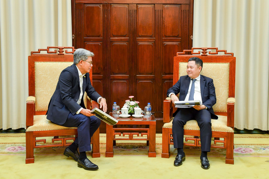 Deputy Governor Nguyen Ngoc Canh meets Chairman and CEO of Maybank Group